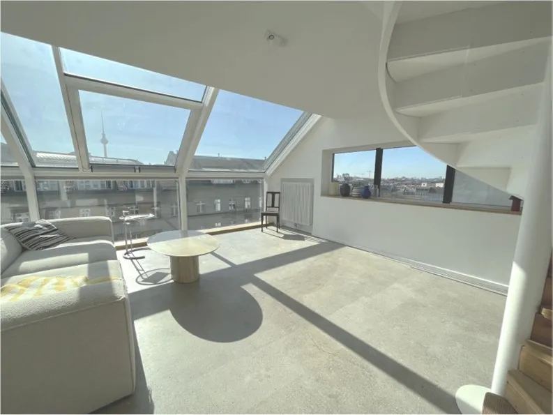 Lichtdurchflutete Dachgeschoss-Maisonette mit Terrasse — photo 1